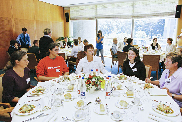 Снимка 6: Representatives of the Convention of Young Belgian Students meet with Belgian members of the European Convention on the Future of Europe