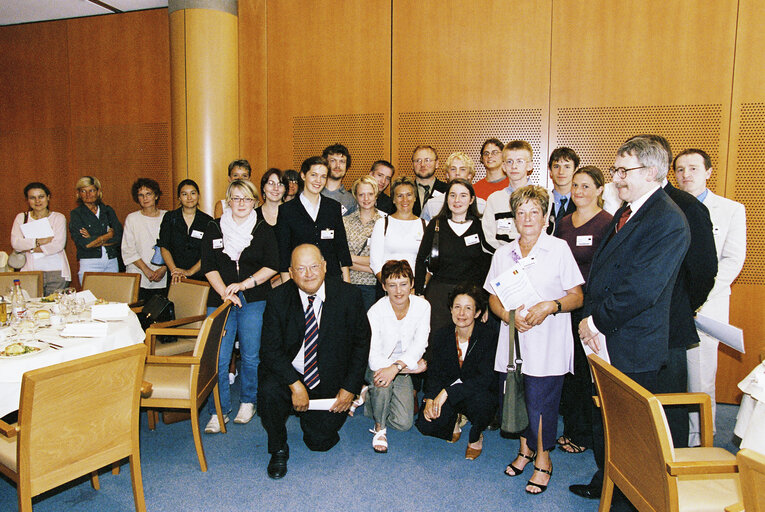 Снимка 5: Representatives of the Convention of Young Belgian Students meet with Belgian members of the European Convention on the Future of Europe