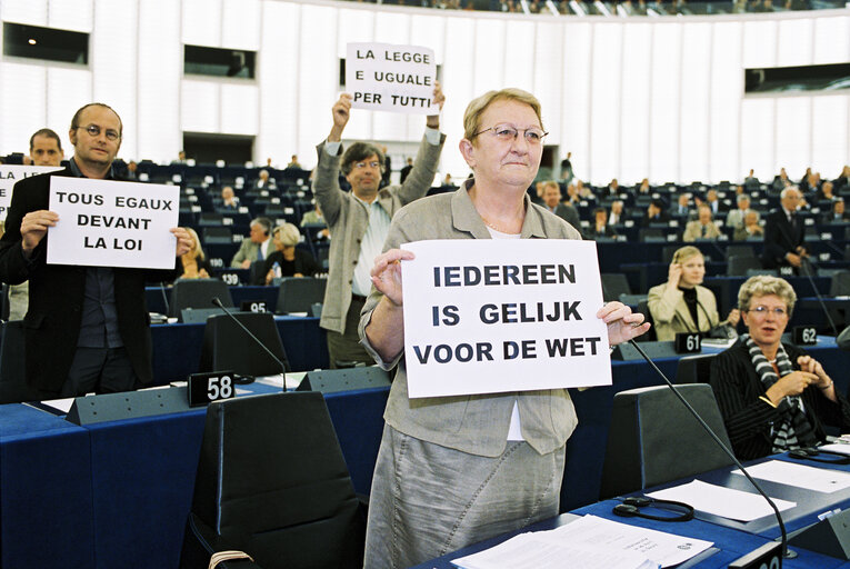 Foto 23: Plenary session in Strasbourg - Statement by Italian Prime Minister to present the programme of the Italian Presidency of the Council - Protest against Silvio Berlusconi