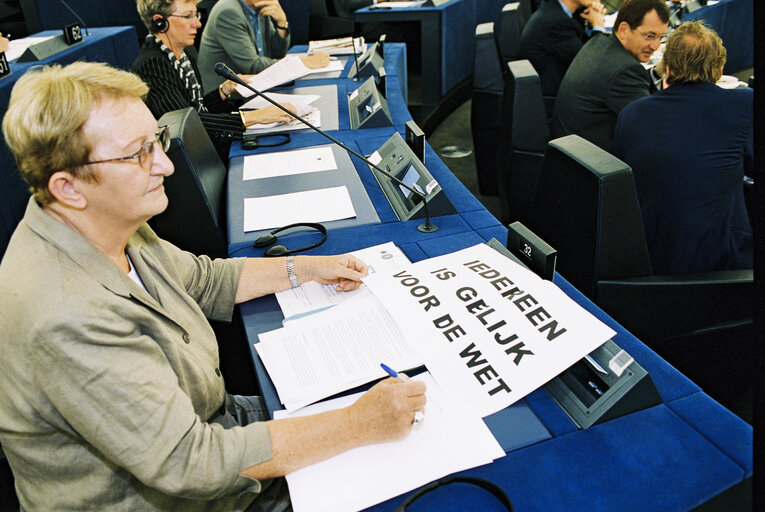 Foto 29: Plenary session in Strasbourg - Statement by Italian Prime Minister to present the programme of the Italian Presidency of the Council - Protest against Silvio Berlusconi