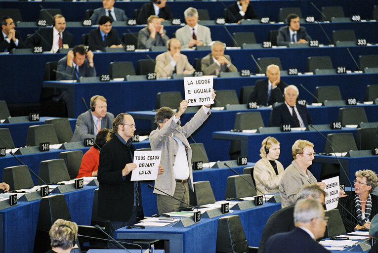 Foto 31: Plenary session in Strasbourg - Statement by Italian Prime Minister to present the programme of the Italian Presidency of the Council - Protest against Silvio Berlusconi