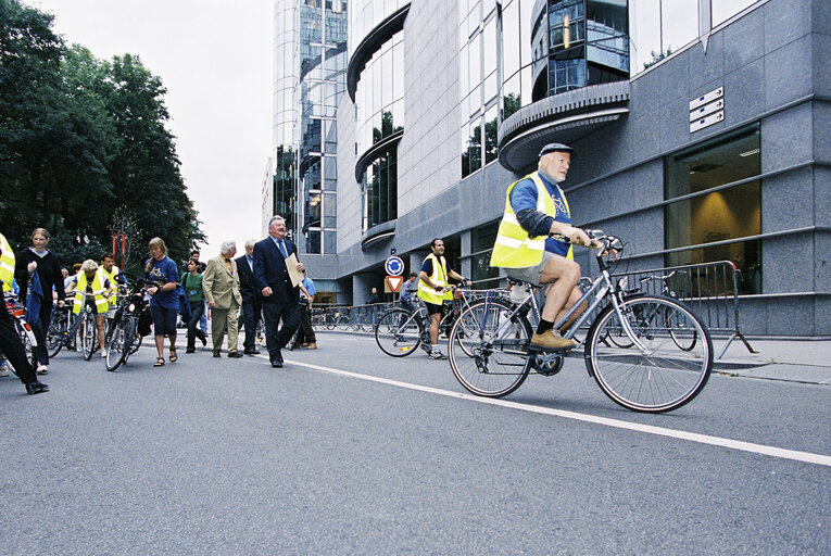 Fotogrāfija 24: Start of a bicycle ride for more bikes in Europe organised by the Greens-EFA  group