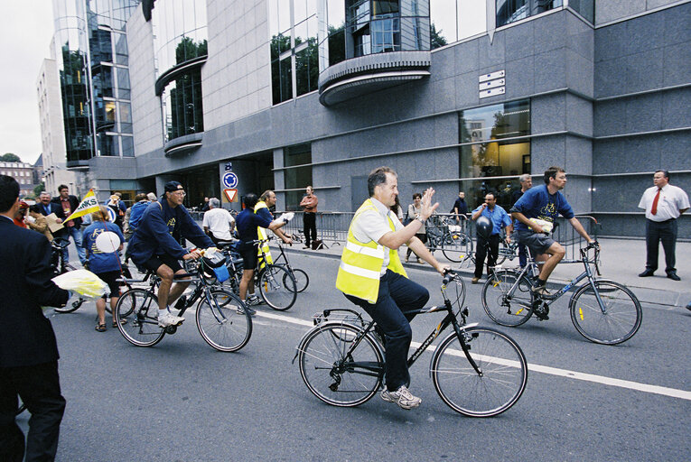 Fotogrāfija 22: Start of a bicycle ride for more bikes in Europe organised by the Greens-EFA  group