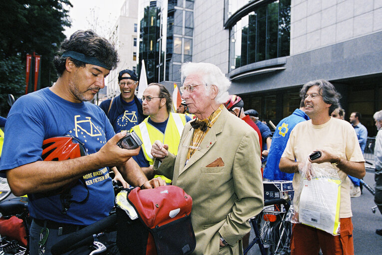 Fotogrāfija 29: Start of a bicycle ride for more bikes in Europe organised by the Greens-EFA  group