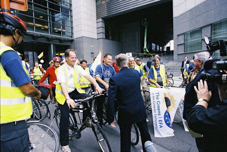 Fotogrāfija 20: Start of a bicycle ride for more bikes in Europe organised by the Greens-EFA  group