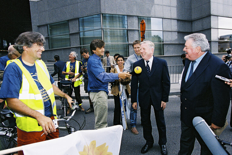 Fotogrāfija 32: Start of a bicycle ride for more bikes in Europe organised by the Greens-EFA  group