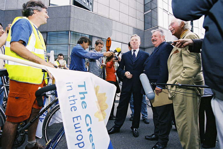 Fotogrāfija 35: Start of a bicycle ride for more bikes in Europe organised by the Greens-EFA  group