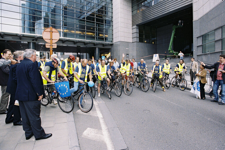 Fotogrāfija 19: Start of a bicycle ride for more bikes in Europe organised by the Greens-EFA  group