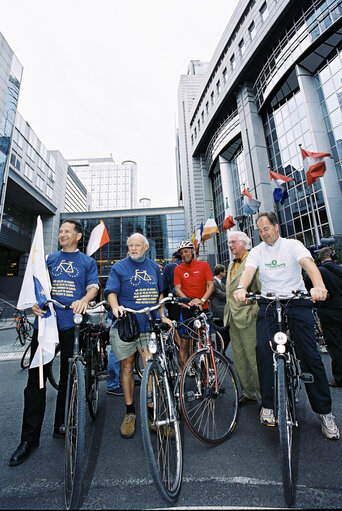 Fotogrāfija 2: Start of a bicycle ride for more bikes in Europe organised by the Greens-EFA  group