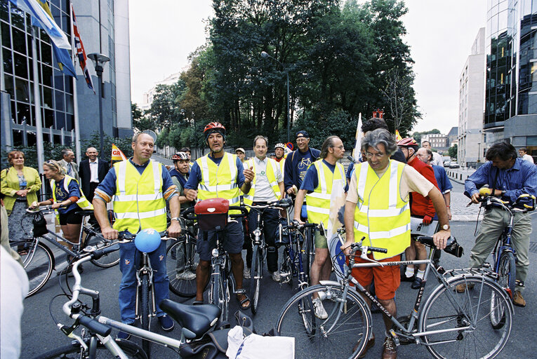 Fotogrāfija 9: Start of a bicycle ride for more bikes in Europe organised by the Greens-EFA  group