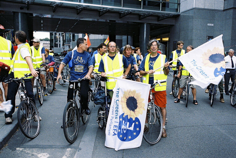 Fotogrāfija 10: Start of a bicycle ride for more bikes in Europe organised by the Greens-EFA  group