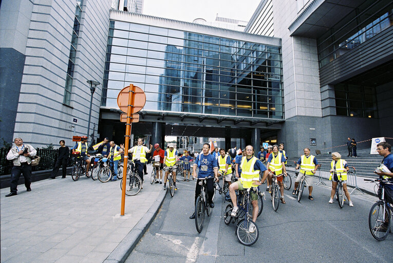 Fotogrāfija 11: Start of a bicycle ride for more bikes in Europe organised by the Greens-EFA  group