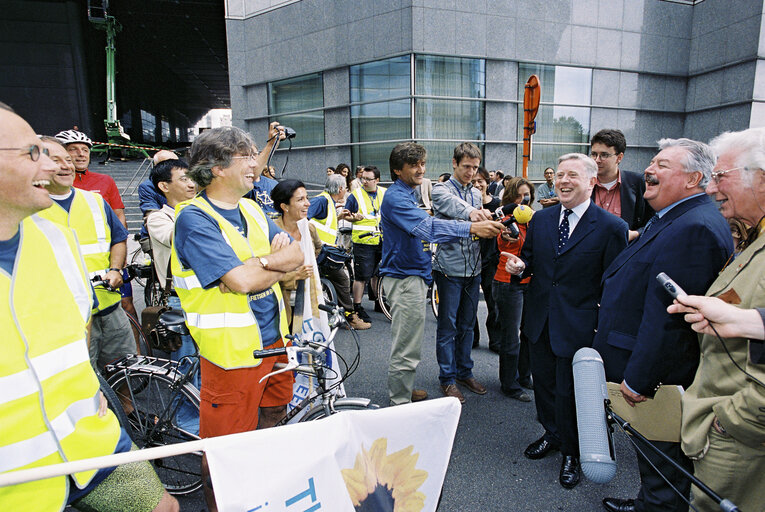 Fotogrāfija 14: Start of a bicycle ride for more bikes in Europe organised by the Greens-EFA  group