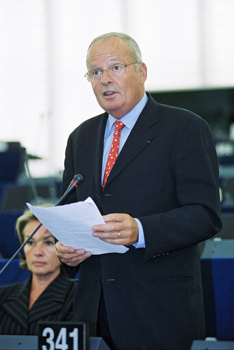 Foto 2: MEP Hugues MARTIN speaks in plenary session in Strasbourg