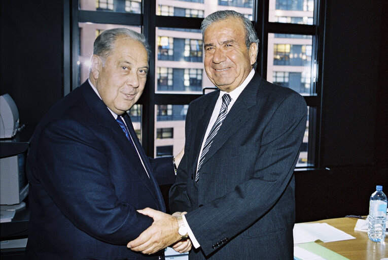 Fotogrāfija 3: MEP Charles PASQUA meets with Greek Cypriot politician Dinos MICHAELIDES