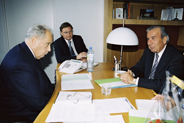 Foto 6: MEP Charles PASQUA meets with Greek Cypriot politician Dinos MICHAELIDES