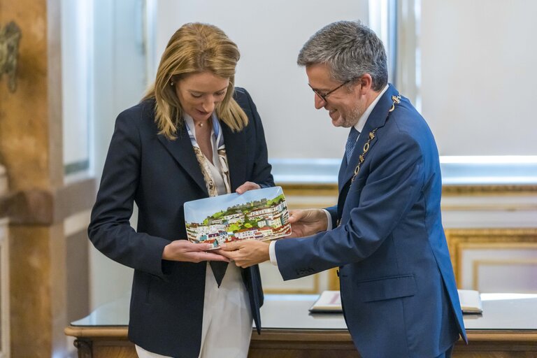 Foto 17: Official visit by Roberta METSOLA, EP President to Lisbon, Portugal.Visit to Lisbon Town Hall & Handing over of the Keys Ceremony