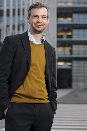 Zdjęcie 10: MEP Martin EHRENHAUSER poses for a portrait in front of the European Parliament in Strasbourg