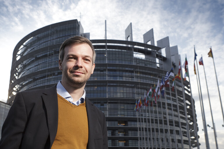 Zdjęcie 8: MEP Martin EHRENHAUSER poses for a portrait in front of the European Parliament in Strasbourg