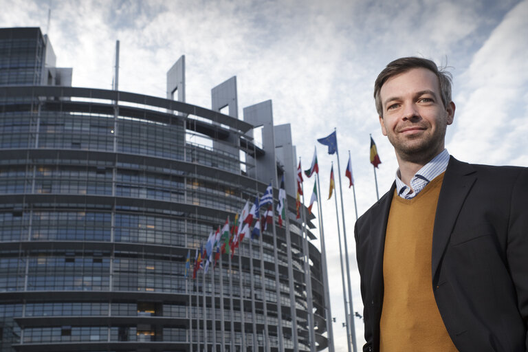 Zdjęcie 9: MEP Martin EHRENHAUSER poses for a portrait in front of the European Parliament in Strasbourg