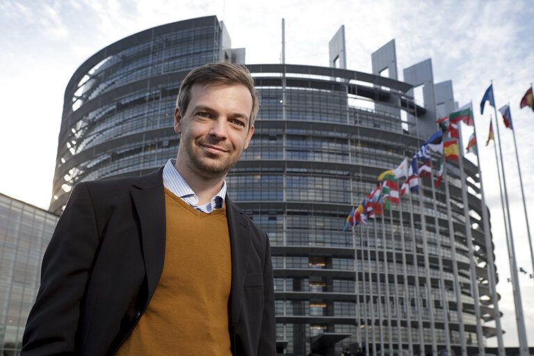 Zdjęcie 7: MEP Martin EHRENHAUSER poses for a portrait in front of the European Parliament in Strasbourg