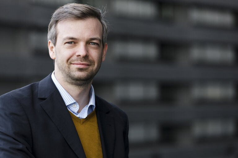 Zdjęcie 5: MEP Martin EHRENHAUSER poses for a portrait in front of the European Parliament in Strasbourg