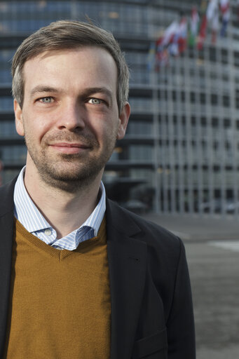 Zdjęcie 6: MEP Martin EHRENHAUSER poses for a portrait in front of the European Parliament in Strasbourg