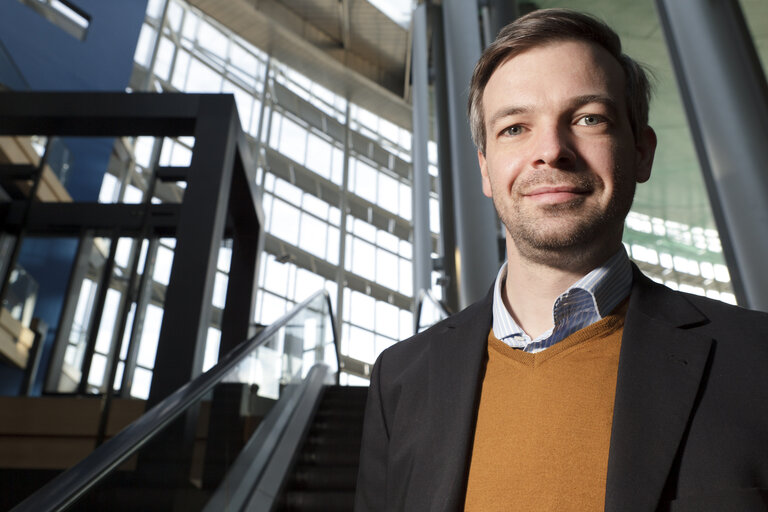 Zdjęcie 3: MEP Martin EHRENHAUSER poses for a portrait in front of the European Parliament in Strasbourg