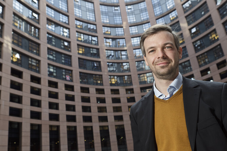 Zdjęcie 4: MEP Martin EHRENHAUSER poses for a portrait in front of the European Parliament in Strasbourg