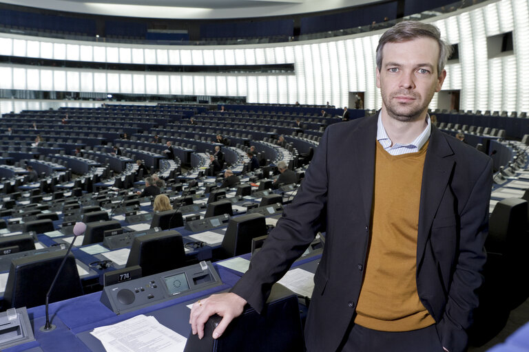 Zdjęcie 2: MEP Martin EHRENHAUSER poses for a portrait in front of the European Parliament in Strasbourg