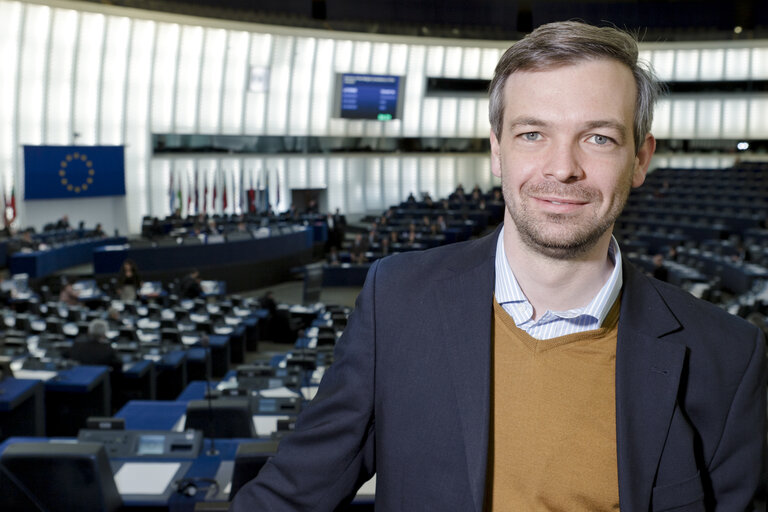 Zdjęcie 1: MEP Martin EHRENHAUSER poses for a portrait in front of the European Parliament in Strasbourg