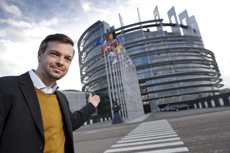 Zdjęcie 11: MEP Martin EHRENHAUSER poses for a portrait in front of the European Parliament in Strasbourg