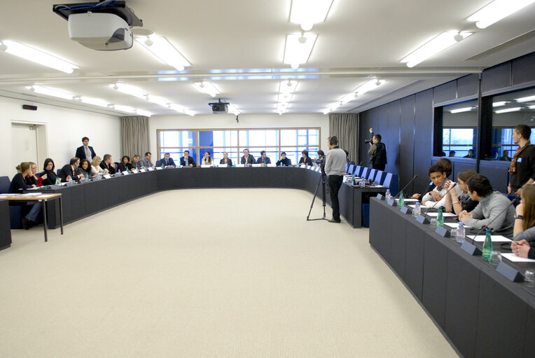 Foto 5: Meeting intergroup youth.