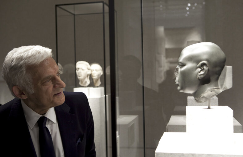 Nuotrauka 49: President of the European Parliament, Jerzy Buzek visits Neue Museum in Berlin