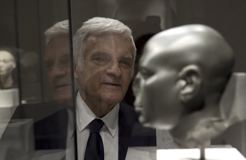 Nuotrauka 47: President of the European Parliament, Jerzy Buzek visits Neue Museum in Berlin