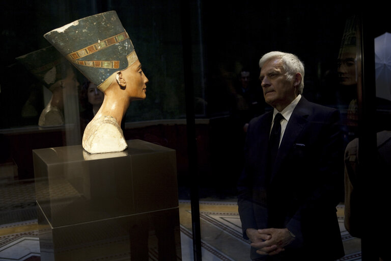 Nuotrauka 46: President of the European Parliament, Jerzy Buzek visits Neue Museum in Berlin