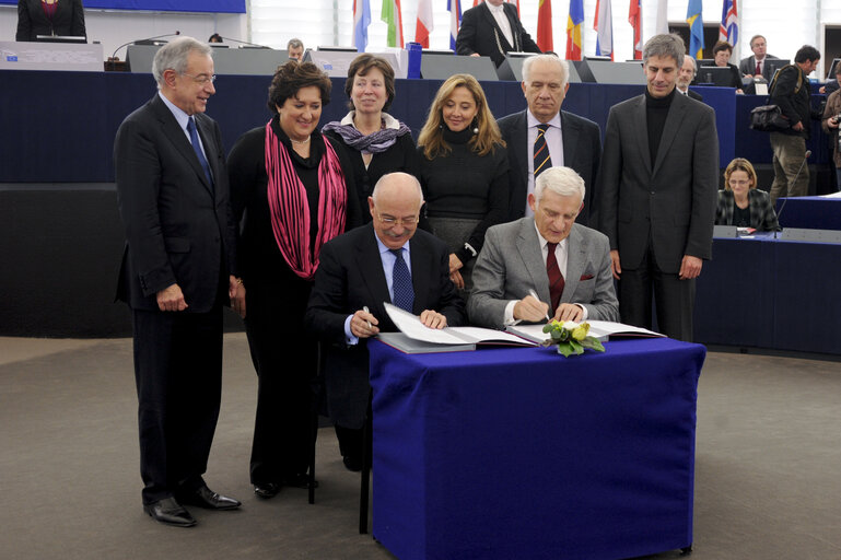 Photo 5 : Ceremonial signing of co-decision legislation: Citizens' initiative