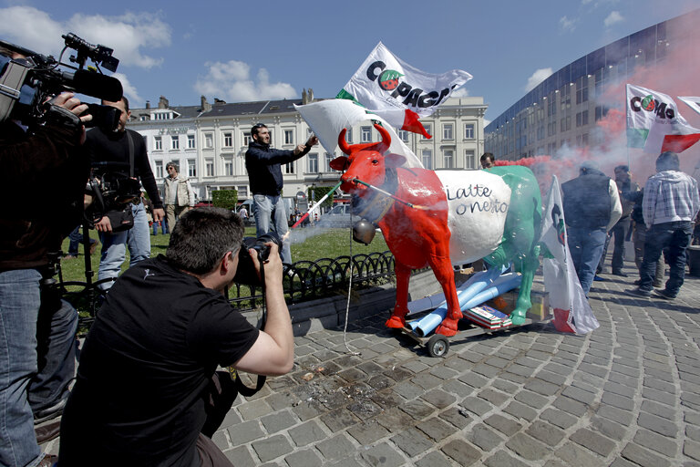 Fotografi 15: Milk producers of the European Milk Board protest in front of the European Parliament to draw attention to the pressing problems of the milk market.