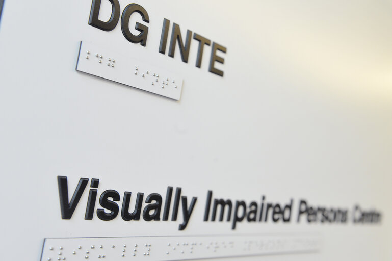 Fotografie 2: inauguration of the VIP (visually impaired corner) DG INTE