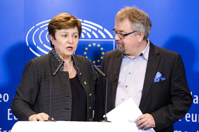 Foto 4: EP-EC Press point on Budget 2017 by the Vice-President of the EC in charge of Budget and Human Resources