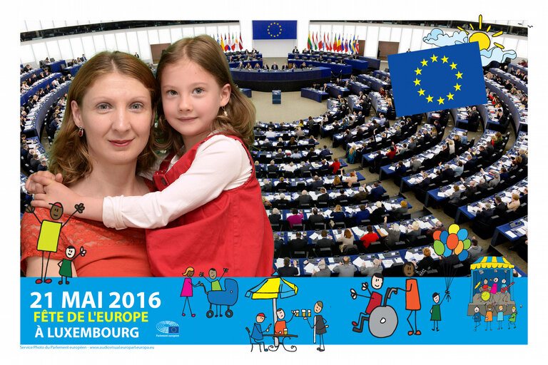 Fotogrāfija 2: Citizen pose for a photo souvenir at the Fête de l'Europe in Luxembourg