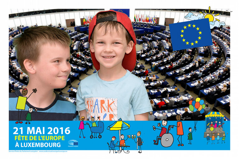 Fotogrāfija 9: Citizen pose for a photo souvenir at the Fête de l'Europe in Luxembourg