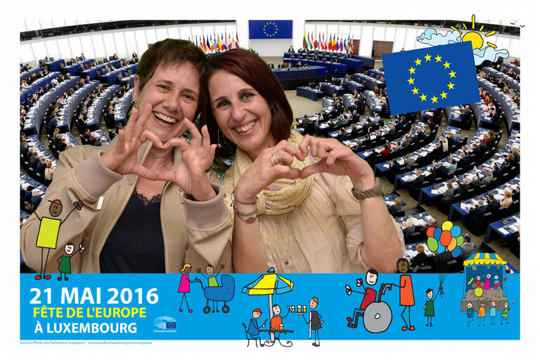 Fotogrāfija 1: Citizen pose for a photo souvenir at the Fête de l'Europe in Luxembourg