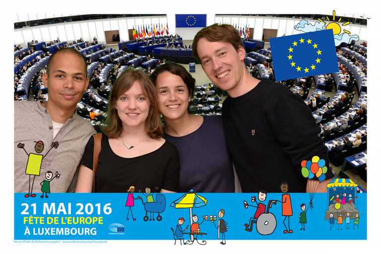 Fotogrāfija 8: Citizen pose for a photo souvenir at the Fête de l'Europe in Luxembourg