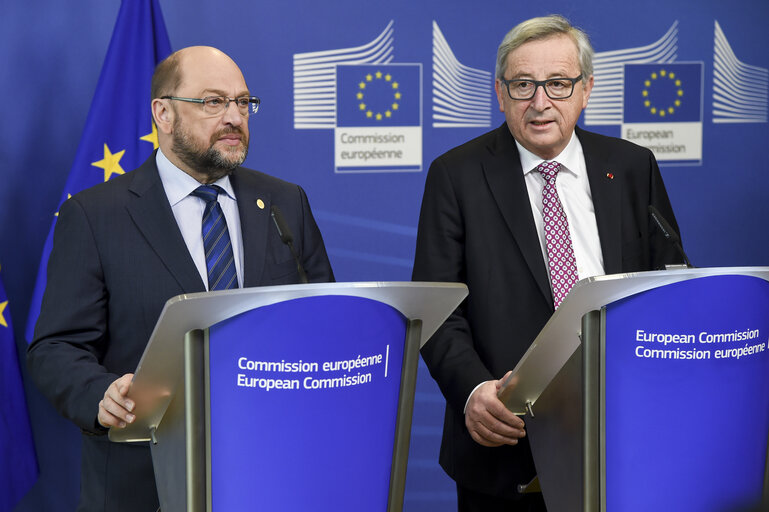 Valokuva 5: Jean-Claude Juncker, President of the EC, and Martin Schulz, President of the EP, give a joint press point ahead of the Brussels European Council, 18-19/02/16