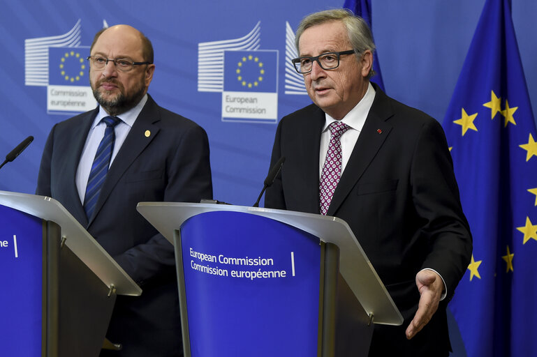 Valokuva 2: Jean-Claude Juncker, President of the EC, and Martin Schulz, President of the EP, give a joint press point ahead of the Brussels European Council, 18-19/02/16