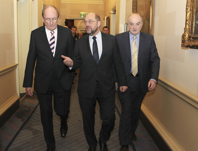 Fotogrāfija 7: European Parliament President Martin Schulz (C) speaks with An Cean Comhairle, Mr Sean Barrett (L) as they walk to a meeting with political leaders of the European Affairs Committee at Leinster House in Dublin, Ireland on November 30, 2012.