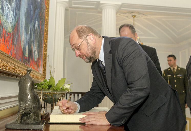 Valokuva 12: European Parliament President Martin Schulz signs the visitors book as he arrives to met the Irish President at the Presidents House in Dublin, Ireland on November 30, 2012.