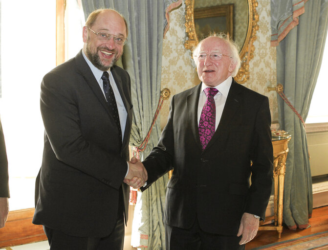 Valokuva 10: European Parliament President Martin Schulz (L) shakes hands with Irish President Mr. Michael D Higgins (R) as he arrives at the Presidents House in Dublin, Ireland on November 30, 2012.