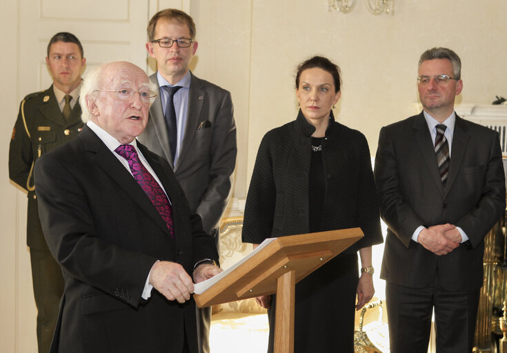 Valokuva 15: Irish President Mr. Michael D Higgins (L) speaks as European Parliament members Ms Antonyia Parvanova (2ndL) , Mr. Jan Zahradil look on during thier visit to the Presidents House in Dublin, Ireland on November 30, 2012.